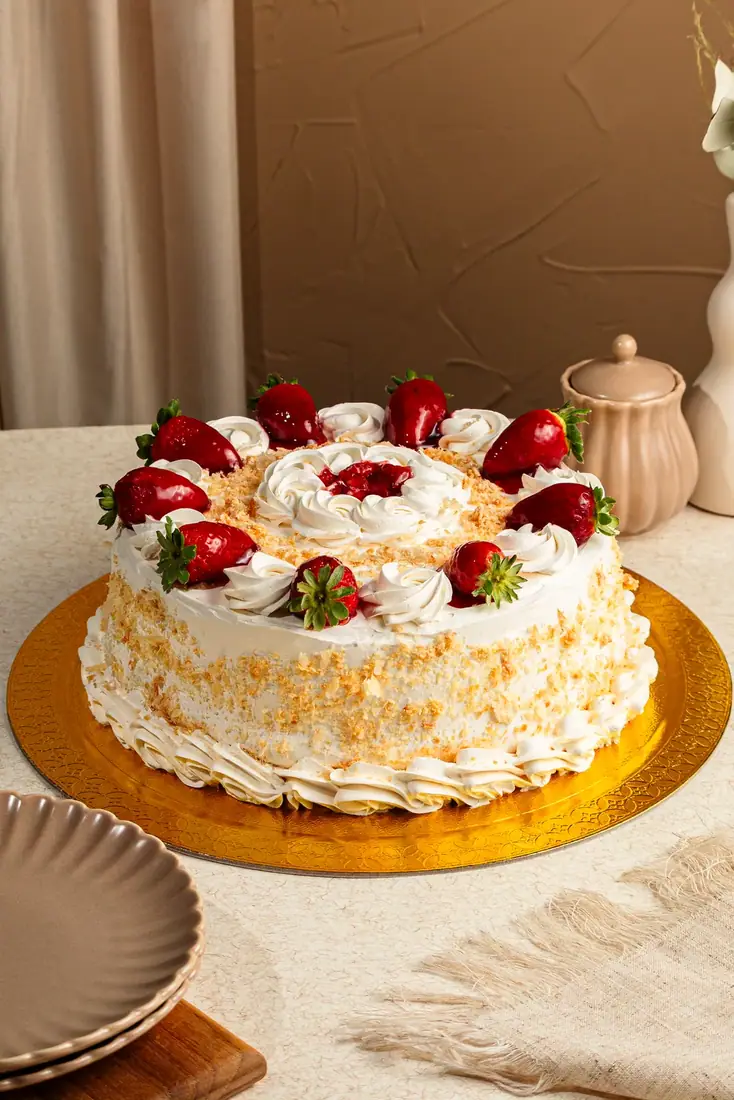Torta decorada com morangos e chantilly