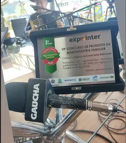 Placa premiada durante entrevista de rádio na Expointer