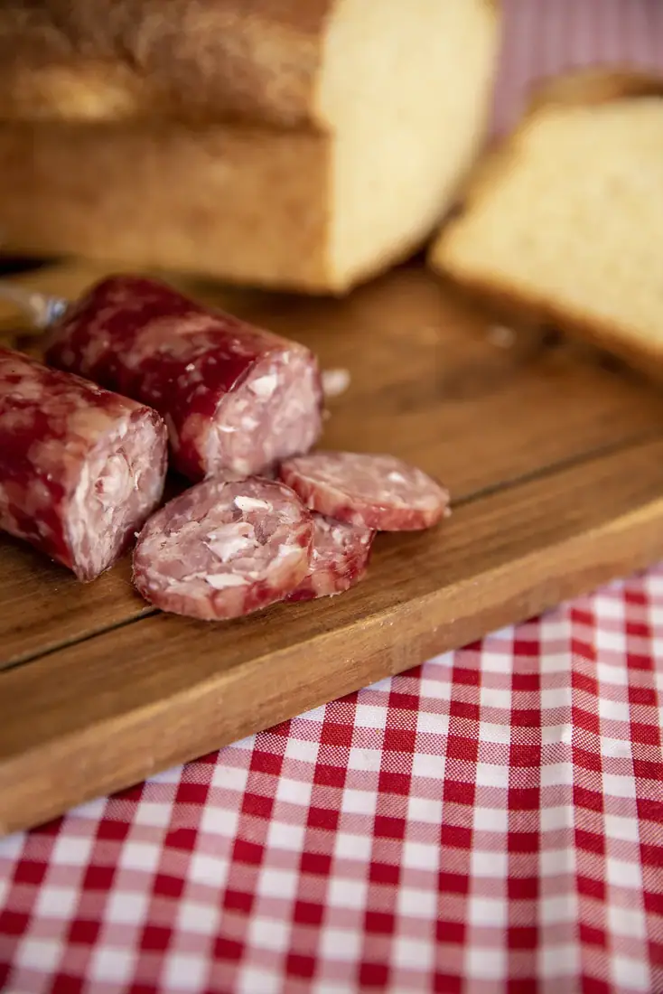 Salame Hermes fatiado com pão caseiro ao lado