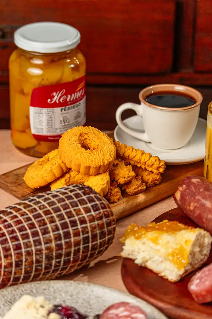Café colonial servido com conserva, biscoitos e pão