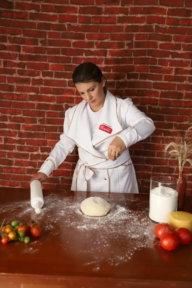 Preparo da massa de pizza na Casa Colonial
