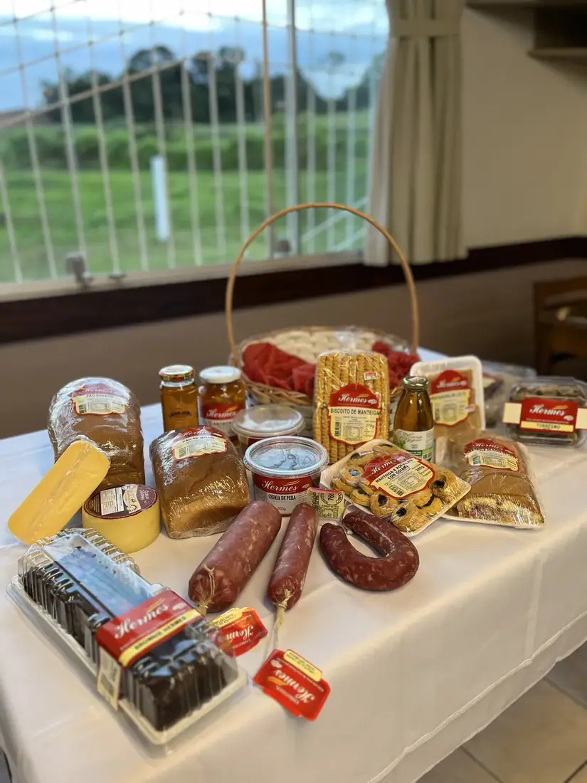 Mesa com produtos Hermes expostos junto à janela