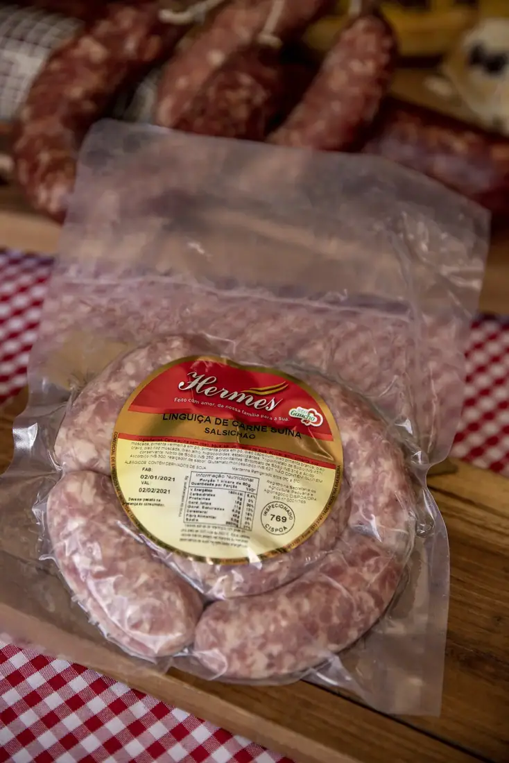 Linguiça Hermes embalada a vácuo com rótulo da marca