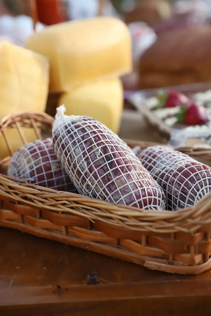 Cesta com salame e queijos coloniais