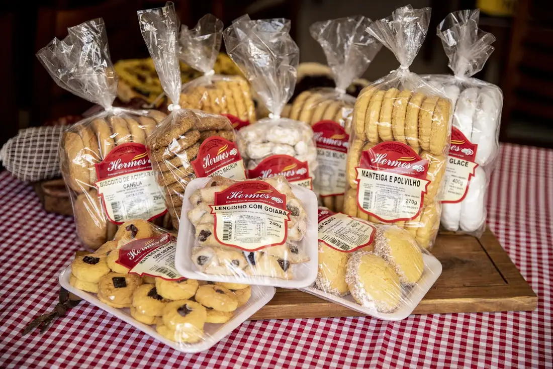 Variedade de biscoitos e roscas Hermes embalados